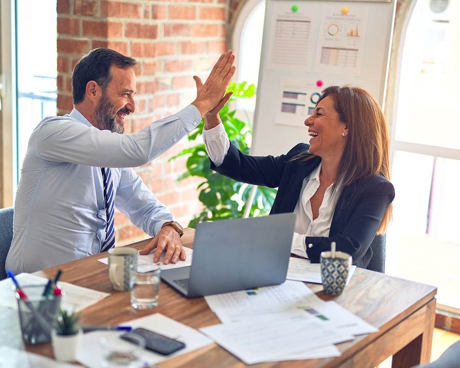 Collega's vieren een succesvolle verkoop